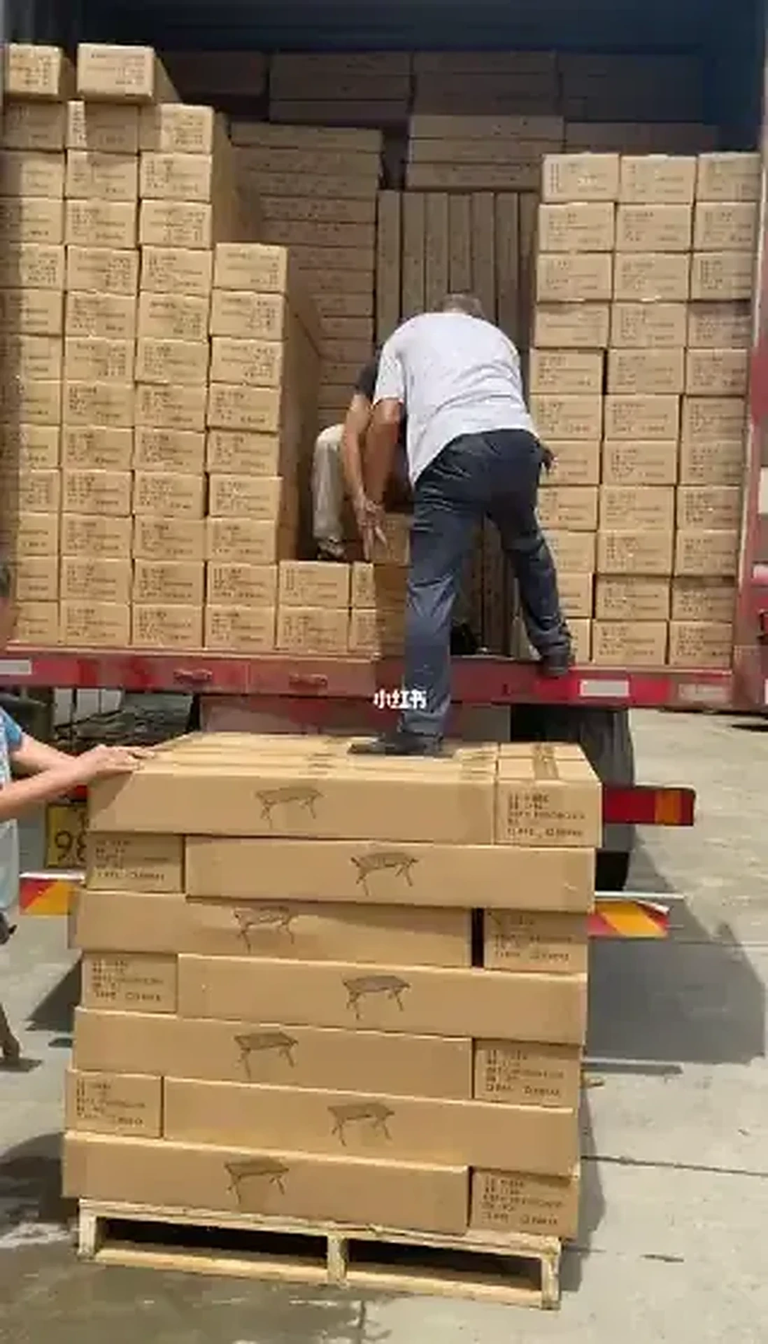 工人将纸箱装入卡车